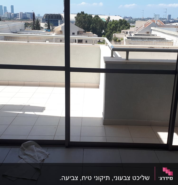 מרפסת עם רצפת אריחים ודלת זכוכית